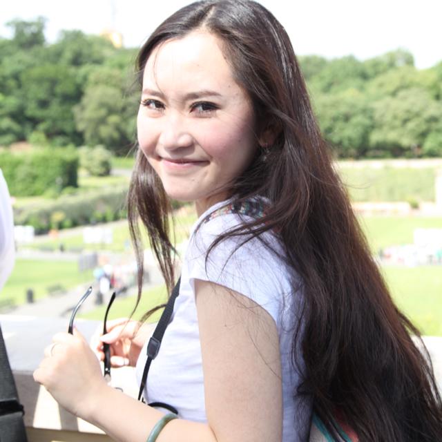 Daigengna Duoer headshot with greenery in background